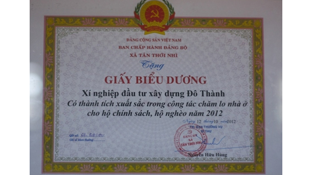 Xí nghiệp Đầu tư Xây dựng Đô Thành CSAMCO trao tặng nhà tình thương cho hộ gia đình có hoàn cảnh khó khăn tại xã Tân Thới Nhì, huyện Hóc Môn, thành phố Hồ Chí Minh